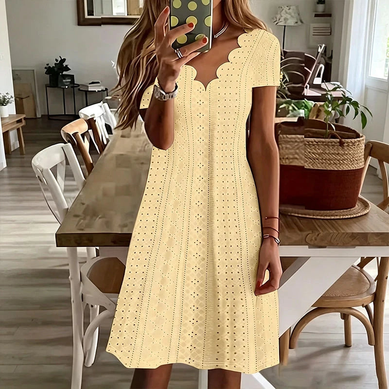 Rochie cu Decolteu în V și Broderii