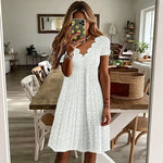 Rochie cu Decolteu în V și Broderii