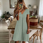 Rochie cu Decolteu în V și Broderii
